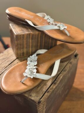 Italiana Italian Shoemakers White Floral Leather Thong Sandals